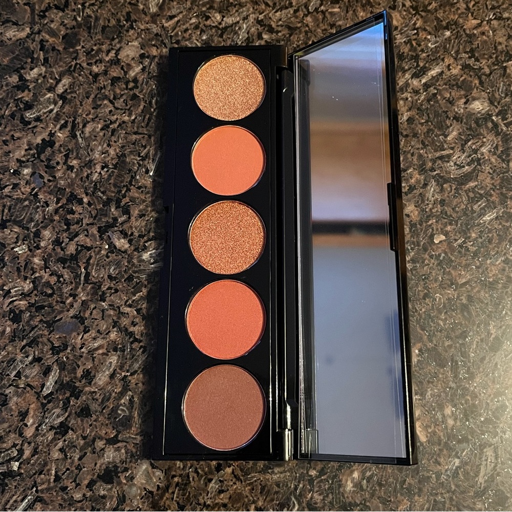 Laritzy Eyeshadow Palette